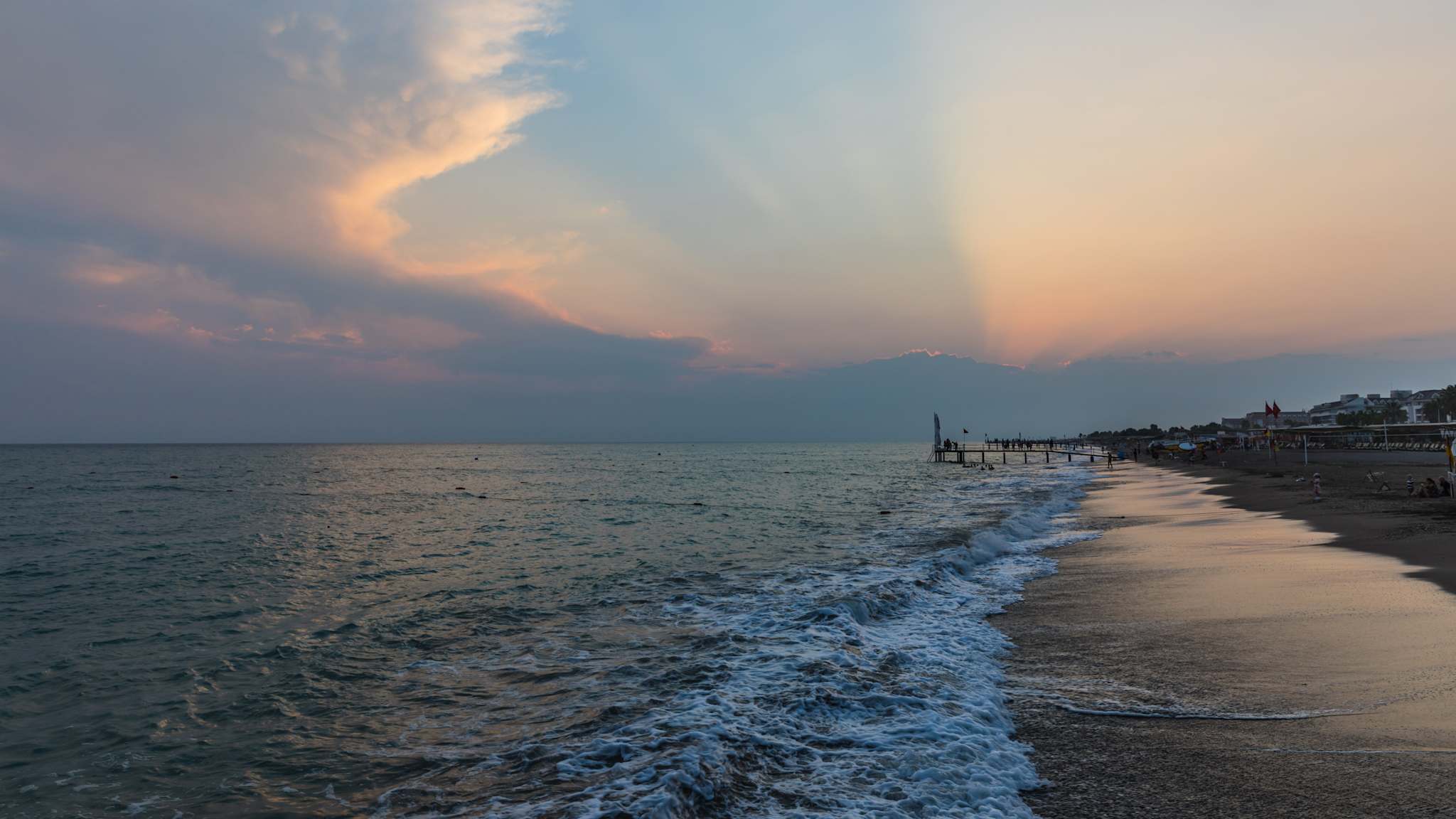 Ein leerer Strand bei Dämmerung